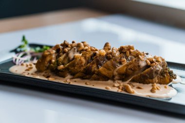 Mantar soslu haşlanmış et ve seramik tabakta otlar.