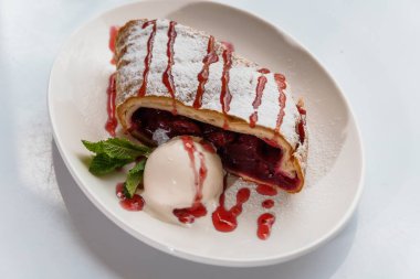 Kirazlı ve dondurmalı turta.