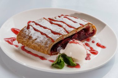 Kirazlı ve dondurmalı turta.