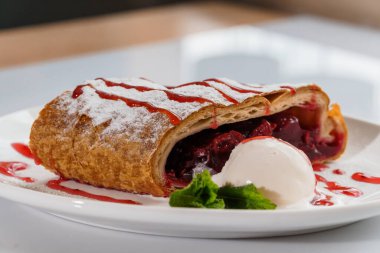 Kirazlı ve dondurmalı turta.