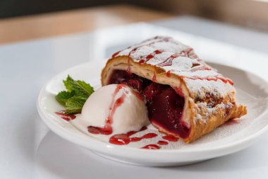 Kirazlı ve dondurmalı turta.