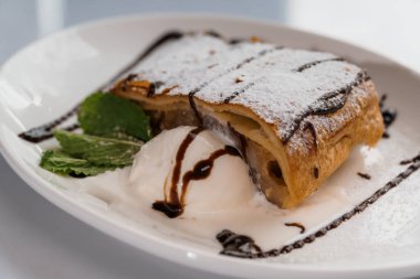 Çikolatalı ve dondurmalı börek.