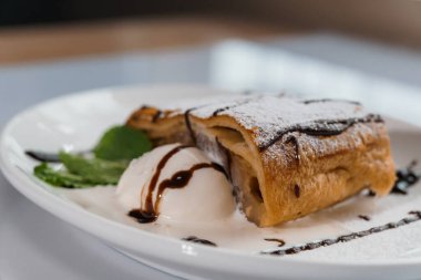 Çikolatalı ve dondurmalı börek.