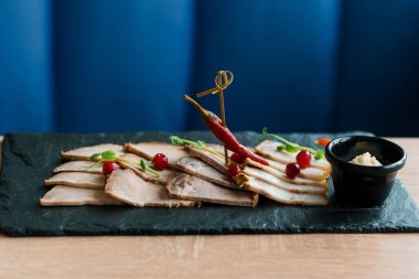 Sos ve ekmek çubuklarıyla dilimlenmiş et.