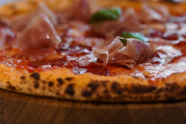 Salamlı ve jambonlu pizza. Peynirli ve kaparili et pizzası.