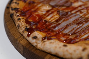 Salamlı ve jambonlu pizza. Peynirli ve kaparili et pizzası.