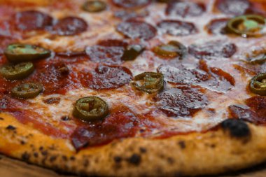 Salamlı ve jambonlu pizza. Peynirli ve biberli et pizzası.