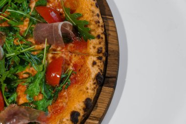 Biberli pizza, roka ve jambonlu. Peynirli et pizzası, kiraz domatesleri ve ahşap tezgahta taze roka.