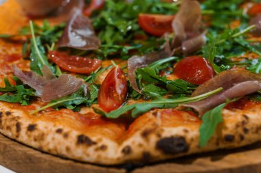 Biberli pizza, roka ve jambonlu. Peynirli et pizzası, kiraz domatesleri ve ahşap tezgahta taze roka.