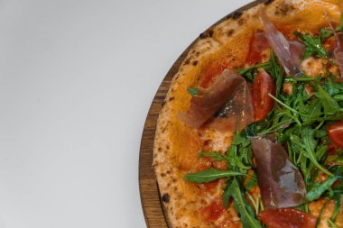 Biberli pizza, roka ve jambonlu. Peynirli et pizzası, kiraz domatesleri ve ahşap tezgahta taze roka.