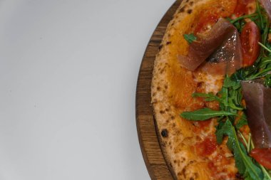 Biberli pizza, roka ve jambonlu. Peynirli et pizzası, kiraz domatesleri ve ahşap tezgahta taze roka.