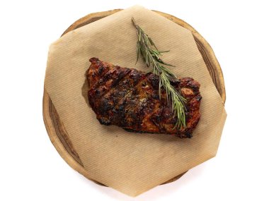 Köy ahşap tahtasında taze biberiyeyle süslenmiş ızgara biftek..