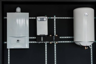 Su ısıtıcısı ve kazan ile modern ev ısıtma sistemi görüntüsü.