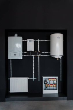 Modern Endüstriyel Kazan ve Isıtma Sistemi Kara Duvar 'da Görüntüleme.