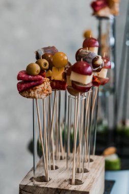Ahşap stantta Gurme Aperatif Şişleri Zarif Gösterimi.
