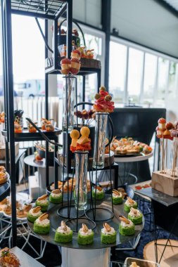 Enfes Gurme Aperatifleri Modern Olay Büfesinde Göster.