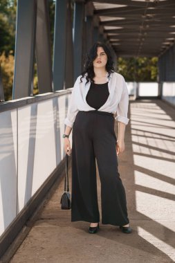 Şehir Köprüsü 'nde Şık Siyah Beyaz Giysili Kendine Güvenen Kadın.