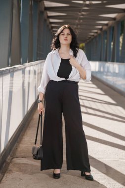 Resmi Kıyafetle Şehir Köprüsü 'nde Yürüyen Kendine Güvenen Profesyonel Kadın.