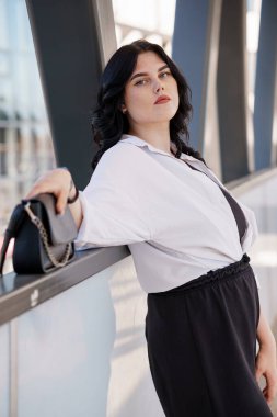 Modern Kentsel Ayarlarda Kendine Güvenen İş Kadını.