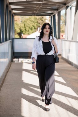 Modern Şehir Alanında Adım Atan Kendinden emin Genç Kadın.