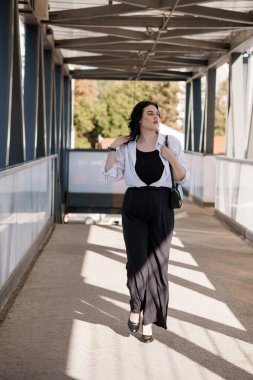 Modern Şehir Köprüsünde Şık Giyimde Yürüyen Kendine Güvenen Kadın.