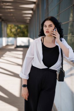 Modern Kentsel Ayarlar 'da Mobile' de Şık İş Kadınları İletişim.