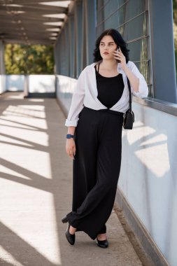 İş Giysilerinde Kendine Güvenen Kadın Modern Yürüyüşe Çağrı Yapıyor.