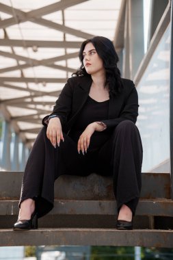 Modern Mimari Ayarlar 'da kendinden emin bir iş kadını..