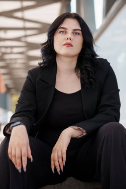 Modern Kentsel Ayarlarda Kendine Güvenen İş Kadını.