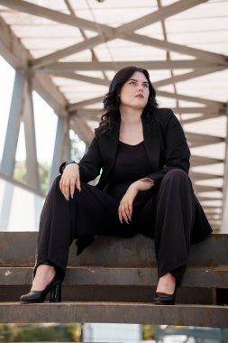 Kentsel ortamda emin iş kadını.