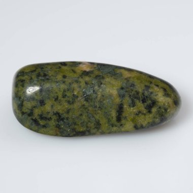 Pürüzsüz cilalanmış Serpentine Gemstone ile Bakire Arkaplanda Yeşil Renkler.