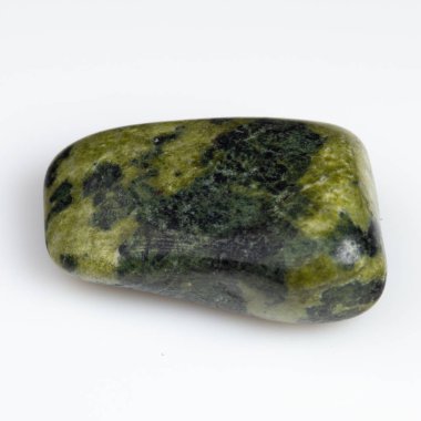 Serpentine Gemstone - Parlak Zümrüt Yeşil Mineral.