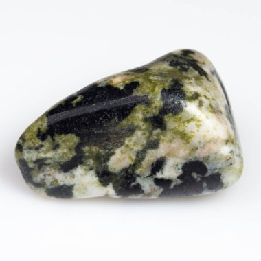 El değmemiş Beyaz Arkaplan Üzerine Cilalanmış Yılan Taşının Enfes Yakın Çekimi.