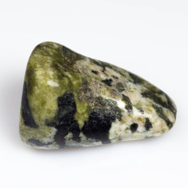 Büyüleyici Yeşil ve Siyah Yılan Gemstone Beyaz Arkaplanda.