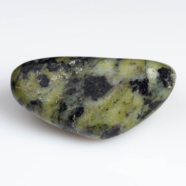 Doğal desenleri ve zengin renkleriyle Yılan Taşının Zarif Yakın Çekimi.