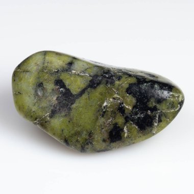 Zengin Yeşil ve Siyah Desenli Doğal Yılan Gemstone Beyaz Arkaplanda Gösterildi.