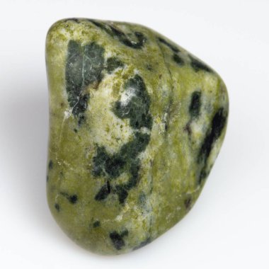 Beyaz Arkaplanda Eşsiz Yeşil Desenli Enfes Serpentine Gemstone.