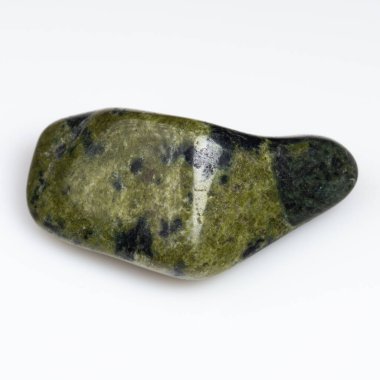 Serpentine Gemstone: Beyaz Arkaplanda Doğal Zarafet ve Toprak Yeşil Tonlar.