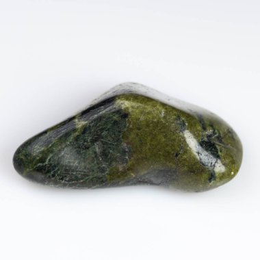 Parlak Yeşil Yılan Gemstone Bakire Beyaz Arkaplan 'da.