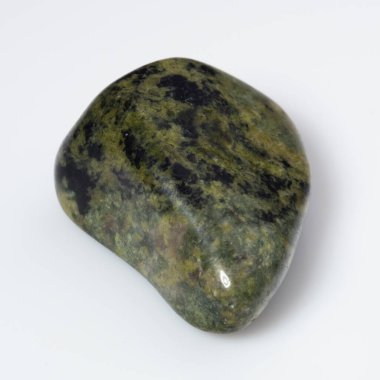 Saf Beyaz Arkaplan 'da cilalanmış Serpentine Gemstone Doğal Zarafet.