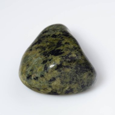Serpentine Gemstone: Cilalı Zarafette Doğal Güzellik.
