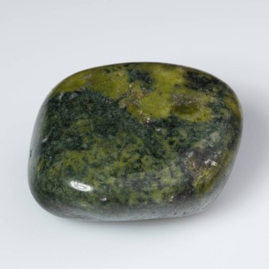 Canlı Yeşil Yılan Gemstone Yumuşak Beyaz Arkaplan Karşısında.