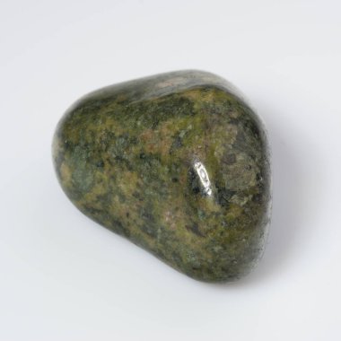 Büyüleyici Pürüzsüz Serpentine Gemstone Bakire Beyaz Arkaplanda.