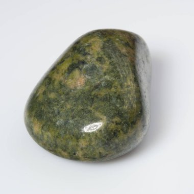 Nefis cilalanmış Serpentine Gemstone Bakire Beyaz Arkaplan.