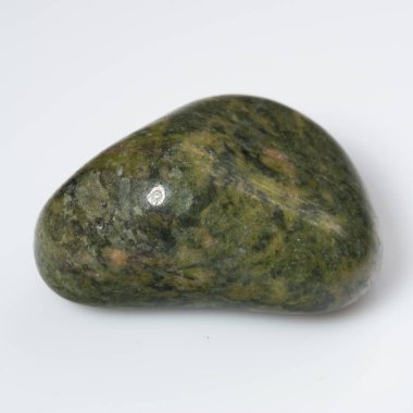 Saf Beyaz Arkaplan Üzerine Cilalanmış Serpentine Gemstone.