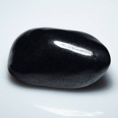 Cilalı Zarafet: El değmemiş Beyaz Arkaplan Üzerine Shungite Gemstone.