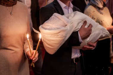 Yeni Yaşamın Neşeli Kutlaması: Bebek Seremonisinde Şefkat Anı.