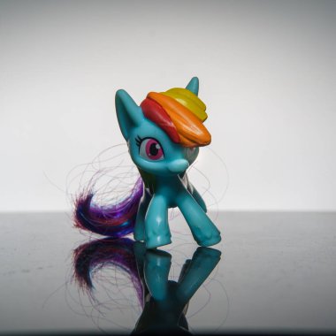 Parlak Yüzeyde Renkli Oyuncak Midilli Yansıması.