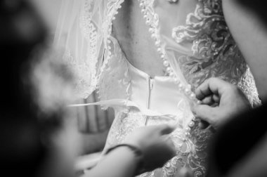 Hassas anlar: Yumuşak Odaklı Gelinlik Düğmeleri.