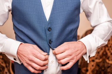 Zarifçe İşlenmiş Mavi Yelek Entellektüel bir stil Dokunuşu.